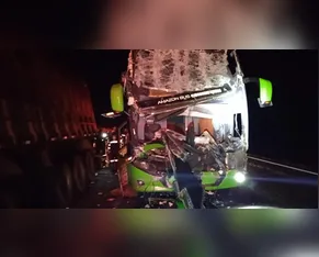 Motorista morre e três ficam feridos após ônibus bater na traseira de caminhão na BR-376