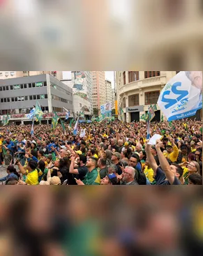 Carreata com Flávio Bolsonaro e Moro atrai multidão em Curitiba