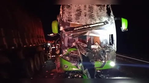 Motorista morre e três ficam feridos após ônibus bater na traseira de caminhão na BR-376