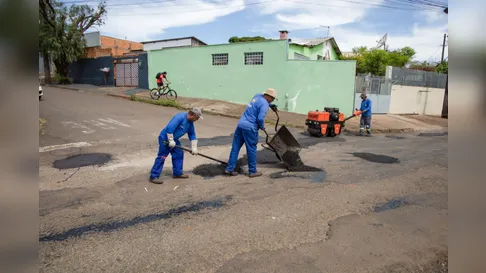Prefeitura de Apucarana retoma operação tapa-buracos após trégua das chuvas
