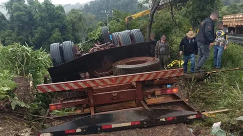 Capotamento de caminhão na PRC-487 deixa um morto e um ferido em Manoel Ribas