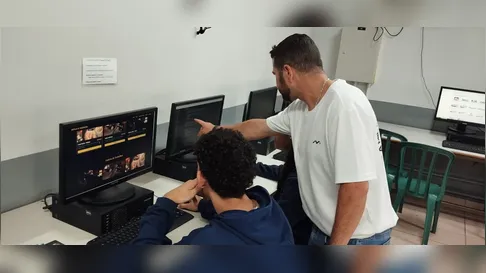Alunos de Arapongas criam aplicativos durante aulas de cursos de tecnologia