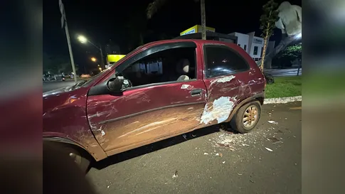 Colisão com caminhão deixa Corsa danificado em Arapongas