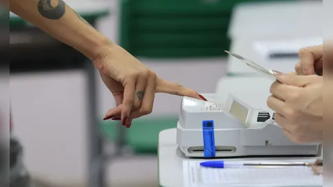 Ministros do TSE se reúnem a portas fechadas após decisão de Zanin