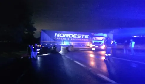 Carreta cai em vala e interdita trecho da BR-376 entre Jandaia e Mandaguari
