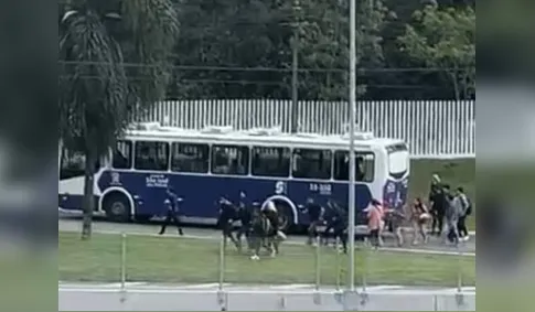 Mulher tenta 'sequestrar' ônibus armada com tesoura e deixa motorista ferido PR