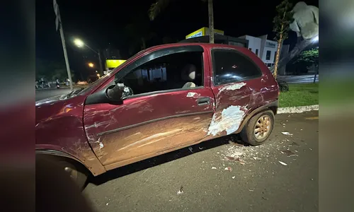Colisão com caminhão deixa Corsa danificado em Arapongas