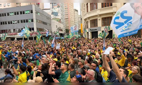 Carreata com Flávio Bolsonaro e Moro atrai multidão em Curitiba