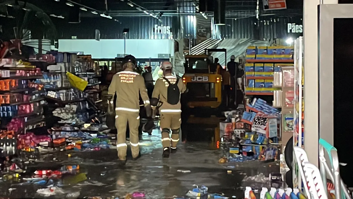 Laje de supermercado desaba e deixa três mortos e 12 feridos