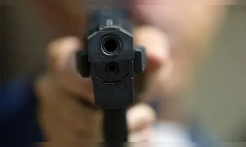 Homem diz que foi ameaçado com arma de fogo; motivo seria uma dívida