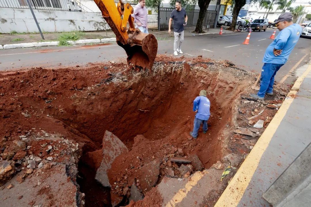 A interdição é necessária para a realização de reparos em uma erosão no subterrâneo da via