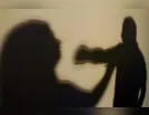 Briga termina com mulher ferida com soco e ameaça com machado
