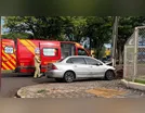 Motorista bate em poste na Avenida Brasil, em Ivaiporã