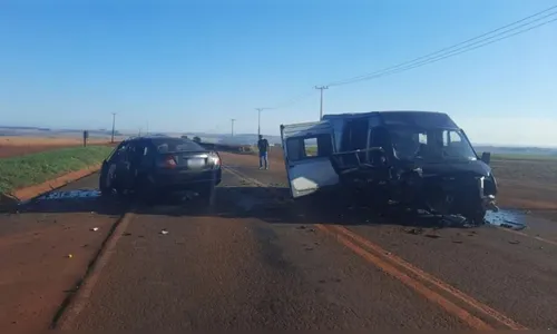 Motorista morre ao bater carro contra van de dupla sertaneja no Paraná
