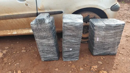 A droga era transportada em um Peugeot ocupado por dois suspeitos.
