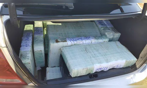 PRF apreende 247 kg de maconha em carro com placas do Paraguai