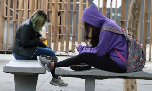 A principal justificativa para a nova lei é proteger as crianças e adolescentes dos impactos negativos das telas para a saúde mental, física e psíquica deles. A medida não é exclusiva do Brasil, outros países adotaram a medida,