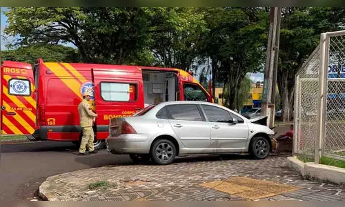Motorista bate em poste na Avenida Brasil, em Ivaiporã