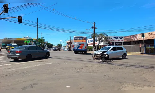 Carro com gestante e criança se envolve em acidente em Apucarana