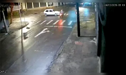 Vídeo mostra acidente entre moto e Fiat Uno em Ivaiporã; assista