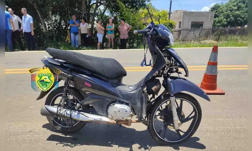 Mulher morre em acidente entre moto e caminhão na PR-272