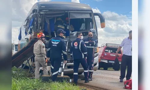 Acidente com ônibus deixa dois feridos graves em Bom Sucesso
