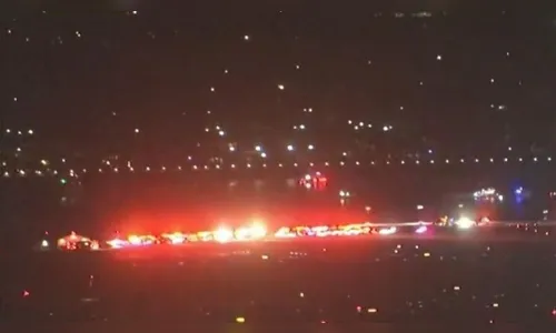 Avião e helicóptero militar colidem e caem em rio nos Estados Unidos