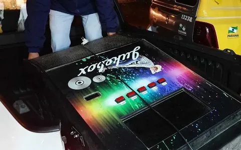 PM o chegar no estabelecimento constatou o Jukebox em volume excessivo