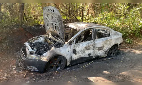 Motorista escapa ileso após carro pegar fogo em trajeto para trabalho