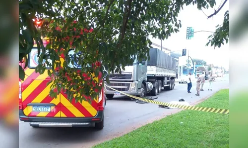 Ciclista de 20 anos morre após acidente com caminhão em Arapongas