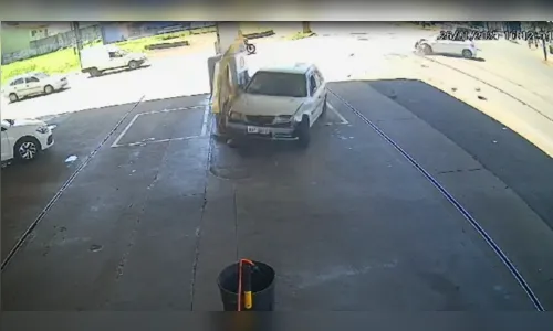 Câmera mostra veículo invadindo posto de combustíveis após acidente