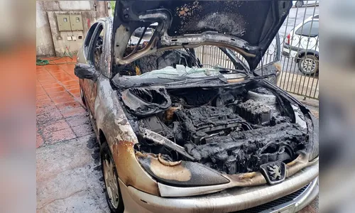 Dono leva carro para lavar e veículo pega fogo no dia seguinte; vídeo