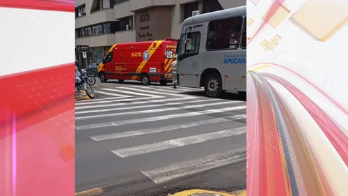Moto bate em ônibus e depois atinge pedestre no centro de Apucarana