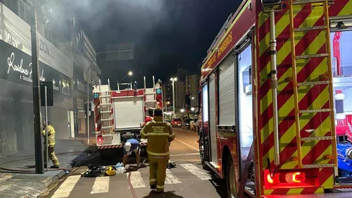 Corpo de Bombeiros foi acionado por volta das 20h30 e controlou as chamas antes que o fogo se alastrasse