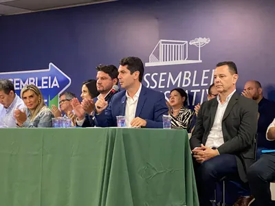 Deputado Alexandre Curi discursa em Arapongas