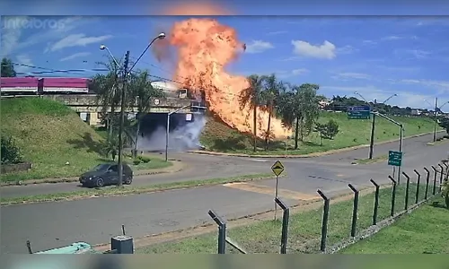 Veja momento em que caminhão-tanque explode após acidente no PR