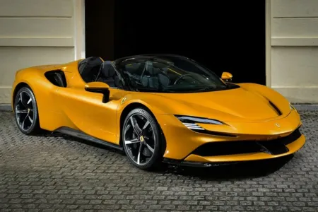 Ferrari supera expectativas com carros customizados e ação dispara