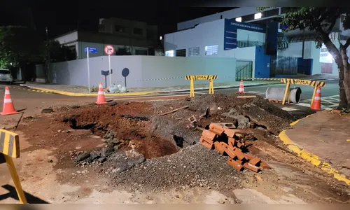 Duas crateras abrem na Rua Clotário Portugal e trechos são sinalizados