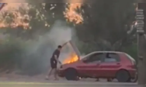 Pálio pega fogo próximo ao viaduto da Vila Regina em Apucarana