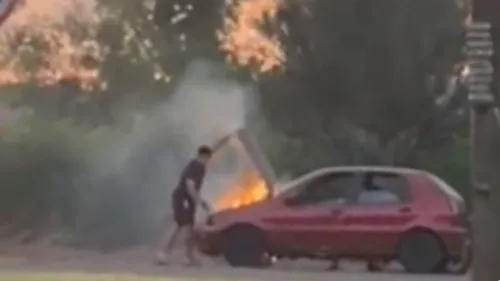 Imagens enviadas por leitores ao TNOnline mostram o momento que o veículo começa a incendiar na parte dianteira e o motorista estaciona na via e, abre o capô em chamas e depois consegue controlar o fogo.