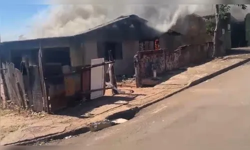 Incêndio atinge residência no Marcos Freire em Apucarana; veja