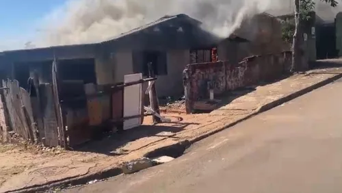 Incêndio atinge residência no Marcos Freire em Apucarana; veja