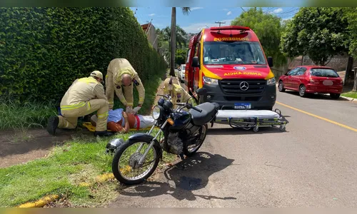 Motociclista machuca ombro ao colidir em carro durante ultrapassagem