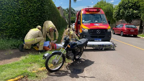 Motociclista machuca ombro ao colidir em carro durante ultrapassagem