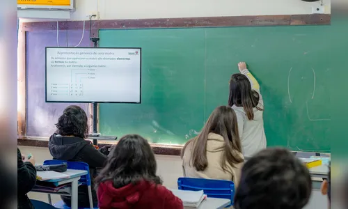 Governo do PR nomeia mais 988 professores de concurso público