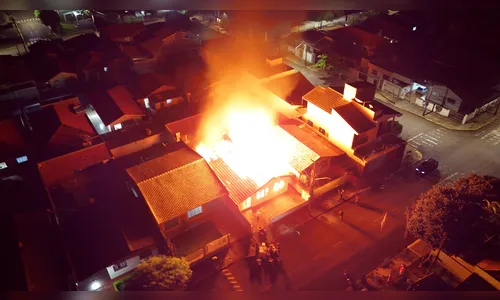 Incêndio destrói casa no centro de Califórnia; casal consegue escapar