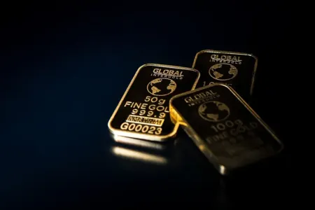 Ouro fecha em queda, com correção e possível acordo na Ucrânia