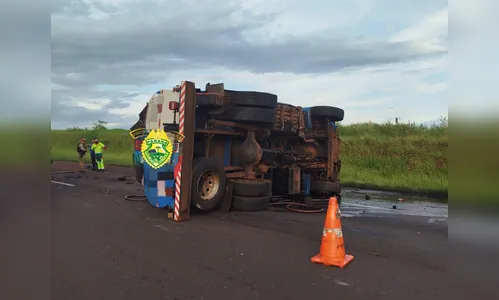 Motorista fica ferido após caminhão aquaplanar e tombar em Rolândia