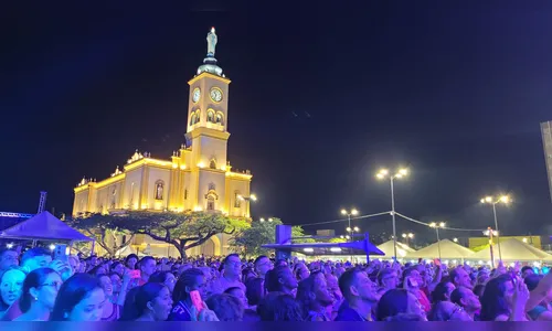 Roupa Nova lota centro de Apucarana na festa de aniversário da cidade
