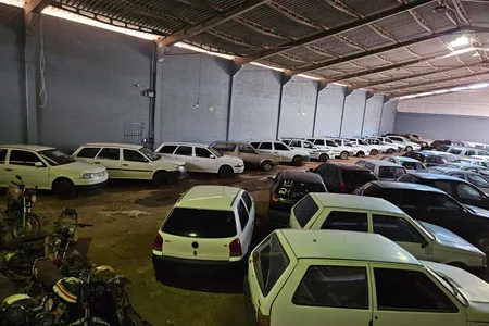 Serão disponibilizados 248 lotes para arremate, sendo 247 de veículos recuperáveis e um lote de sucata. Lances a partir de R$ 1.050,15 para os lotes 210 a 213.